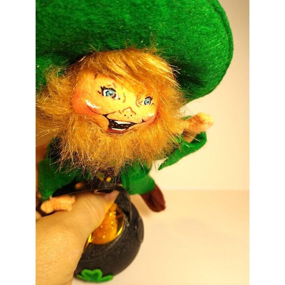 ANNALEE St Patrick's Day Irish Jolly Leprechaun With Pot Of Gold Vintage Kitsch - Picture 2 of 8